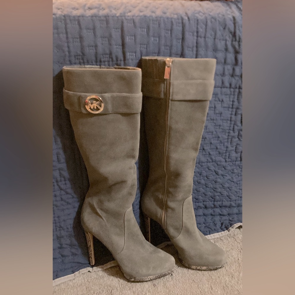 Women’s size 6.5 Michael Korrs boots.